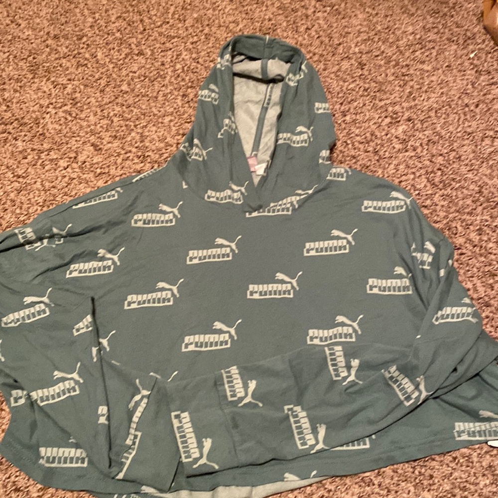 It’s a nice shirt with a hood it’s more turquoise than green.